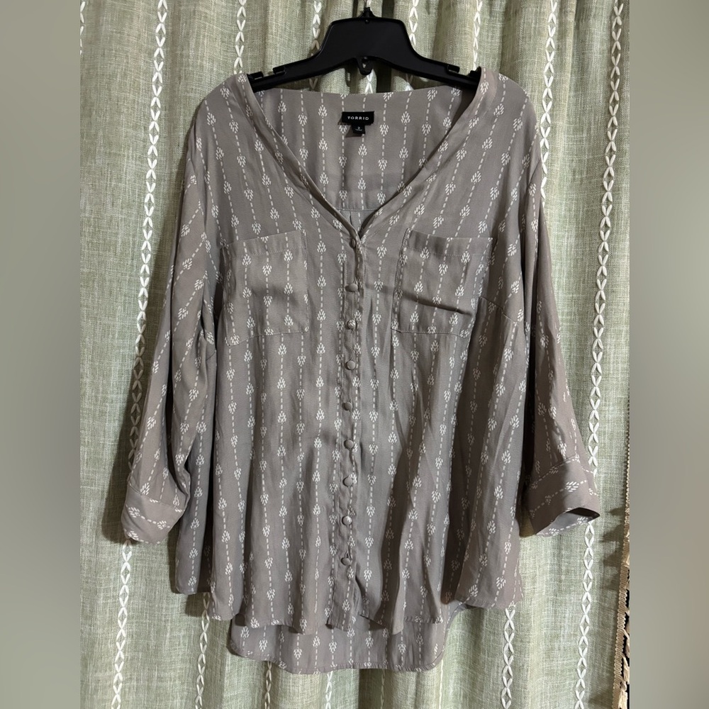 Gray Torrid Button-Down Top With Arrow Pattern - image 1